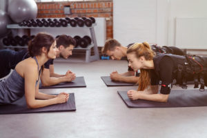 trainer und sportler beim ems-training